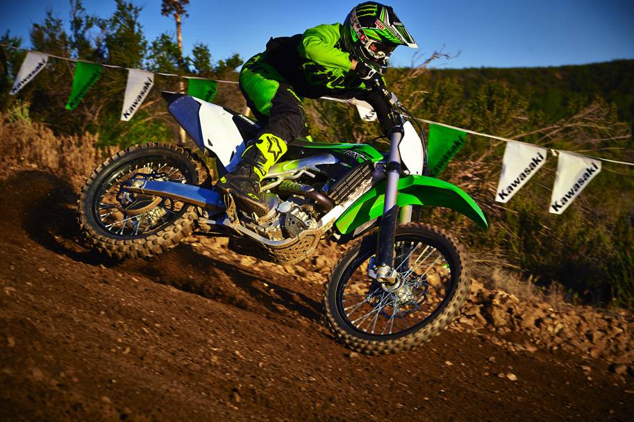 La Kawasaki KX450F con i colori racing 